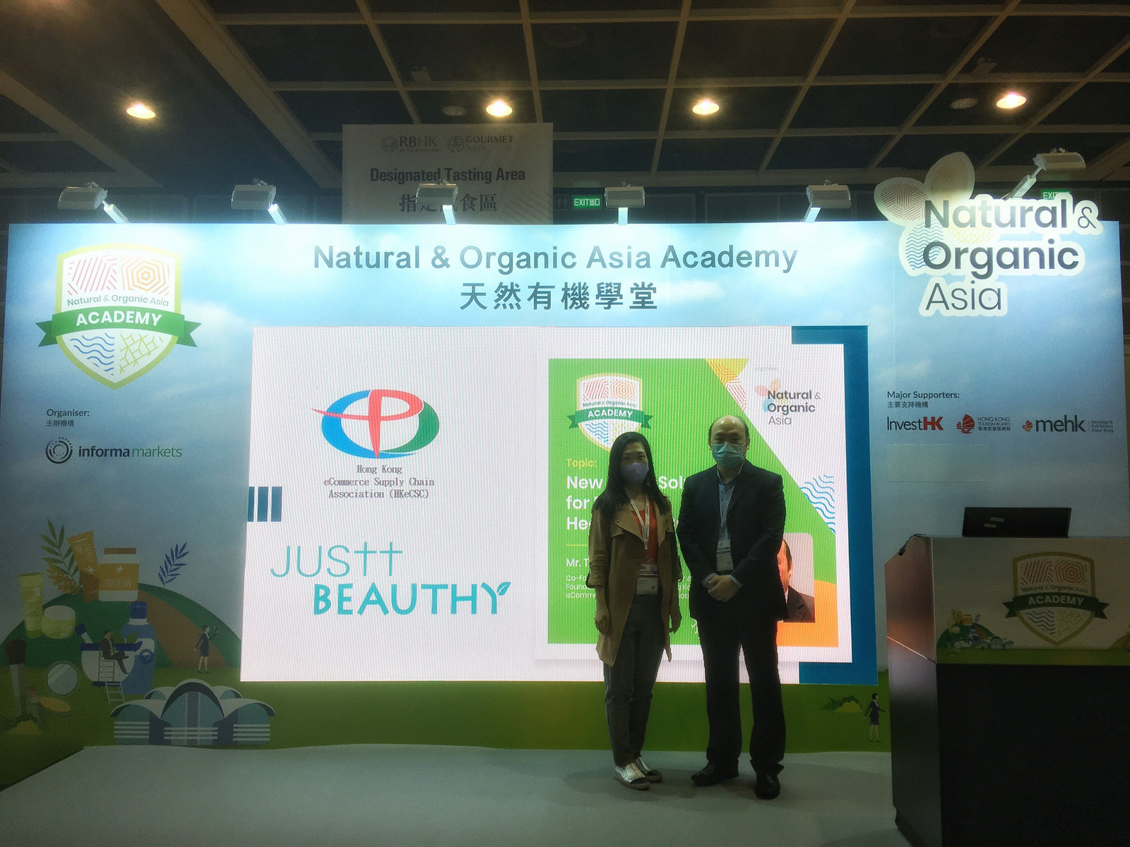 JUSTT BEAUTHY 唯美健康 中西醫結合研製 保健養生營養滴雞精 最高的蛋白質BCAA總支鏈氨基酸含量 準備懷孕 (女士,男士) 孕婦 產婦 銀髮族 上班族 小朋友 手術後康服病人 大眾抗疫滴雞精療程 -  於2020年11月13日在香港舉行的天然和有機亞洲展覽會上受天然有機學堂的邀請，介紹針對美容和保健品牌的新零售解決方案